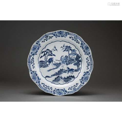 GRAND PLAT POLYLOBÉ en porcelaine et émaux bleu sous couverte