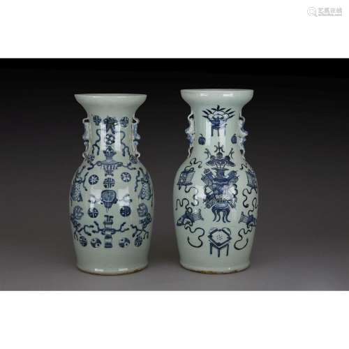 PAIRE DE VASES GUANYIN en porcelaine et émaux bleu de cobalt sur fond céladon à décor d'objets mobiliers, vases, jardinières, l...