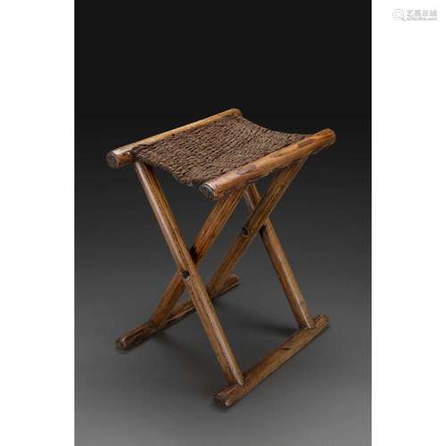 PETIT TABOURET PLIANT en bois de zuomu, l'assise tressée de fibres, les pieds en X. Chine, XIXe siècle. A WOODEN FOLDING STOO...