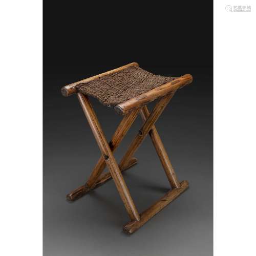 PETIT TABOURET PLIANT en bois de zuomu, l'assise tressée de fibres, les pieds en X. Chine, XIXe siècle. A WOODEN FOLDING STOO...