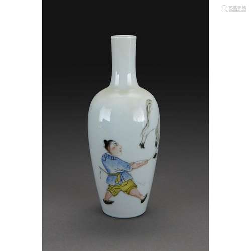 PETIT VASE À LONG COL en porcelaine et émaux de la famille rose