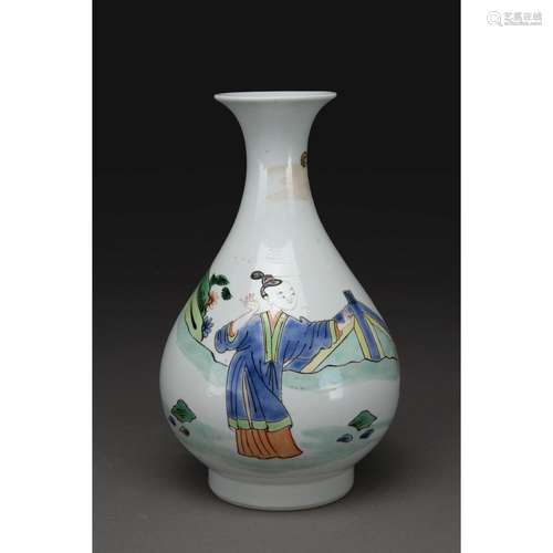 PETIT VASE DE TYPE YUHUCHUN en porcelaine et émaux dans le style de la famille verte, à décor d'un couple sur une terrasse, ave...