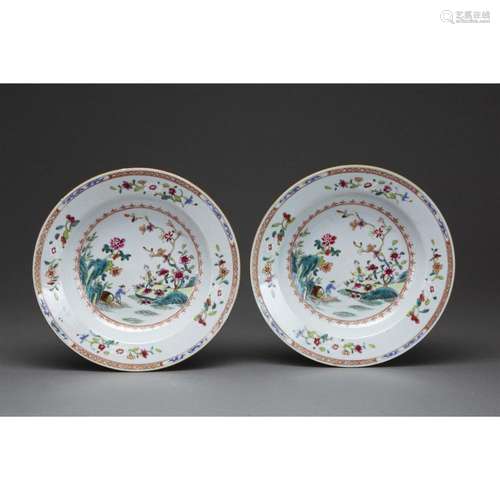 PAIRE D'ASSIETTES en porcelaine