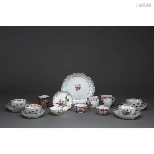 LOT DE SEIZE PIÈCES en porcelaine de la famille rose comprenant: un plat creux, cinq sorbets avec leurs sous-tasses, trois tass...