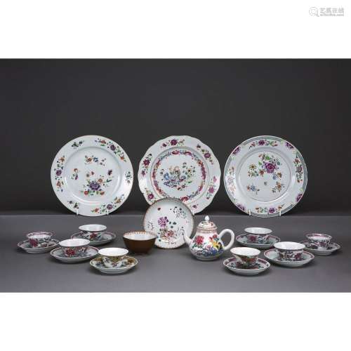 LOT DE VINGT-DEUX PIÈCES en porcelaine et émaux de la famille rose, comprenant neuf sorbets et leurs sous-tasses, trois assiet...