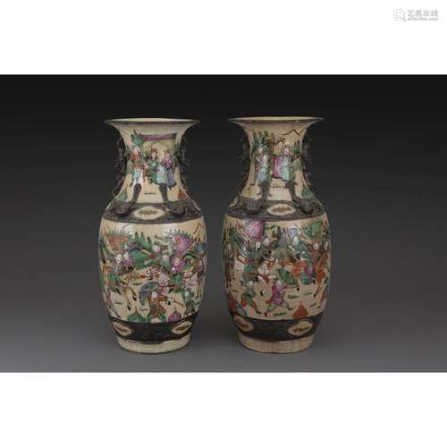 PAIRE DE VASES GUANYIN en grès de Nankin et émaux polychromes dans le style de la famille rose