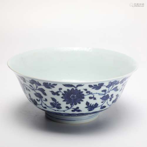 清乾隆官窑青花缠枝花卉纹大碗
A rare official kiln blue-and-white bowl with flower pattern, Qianlong period of the Qing Dynasty