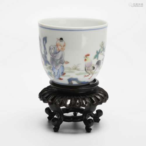 晚清粉彩鸡缸杯(带底座)
A rare famille rose chicken jar cup (with base), late Qing Dynasty