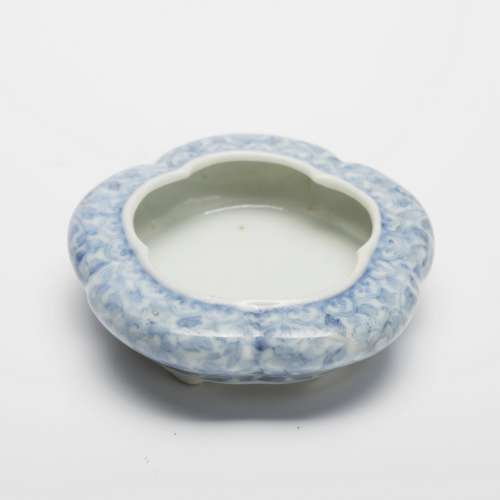清中期青花花纹牡丹水盂
A rare blue and white peony water bowl, mid Qing Dynasty
