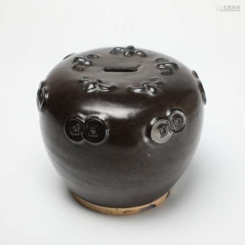 元代瓷州窑黑釉刻蝙蝠金钱罐
A rare black glaze carved bat money jar from the porcelain kiln, Yuan Dynasty