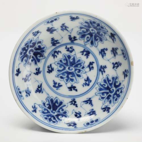 民国官窑青花缠枝莲盘
A rare official kiln blue and white lotus plate, Republic of China