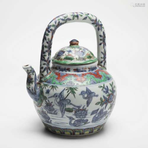 明万历青花五彩提梁壶
A rare blue-and-white multicolored pot with beams, Wanli period, Ming Dynasty