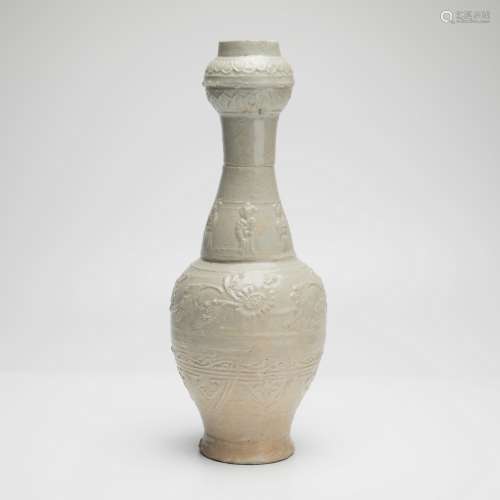隋代青瓷模印花卉人物蒜头瓶
A rare celadon moulded garlic vase with floral figures, Sui Dynasty