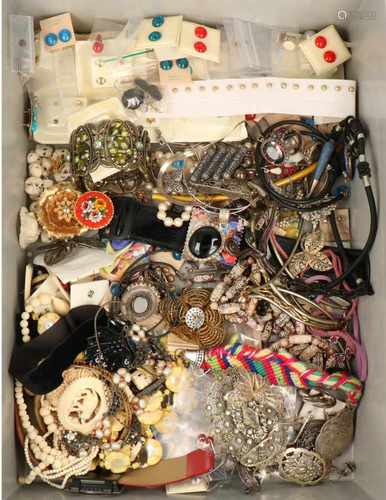 Groot lot met diverse vintage sieraden waaronder zilver.