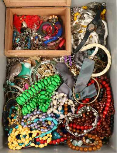 Groot lot met diverse vintage sieraden en horloges waaronder zilver.