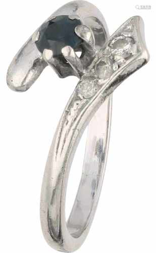 Witgouden slagring, met ca. 0.03 ct. diamant en (vermoedelijk synthetische) saffier - 14 kt.