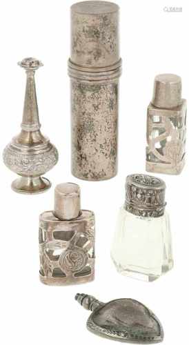 (6) Delig lot parfumflacons zilver.