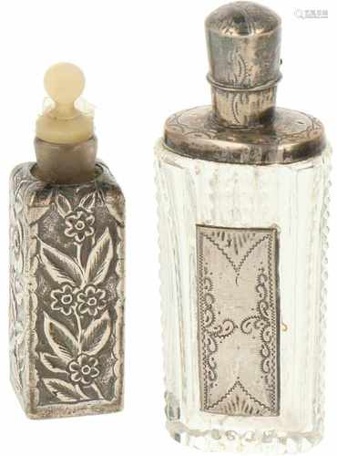 (2) Delig lot parfumflacons zilver.