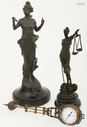 Een lot bestaande uit een bronzen Vrouwe Justitia, en een bronzen 