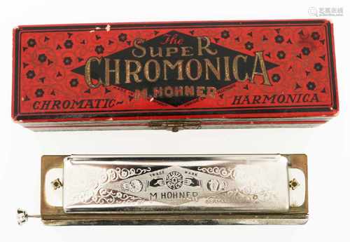 Een mondharmonica, gemerkt: The Super Chromonica, M. Hohner, in originele doos, 20e eeuw.