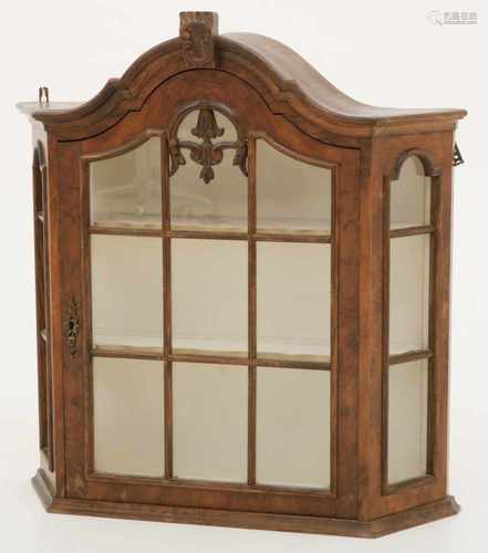 Een wortelnoten gefineerde Louis XV-stijl hangvitrine, Holland, 20e eeuw.