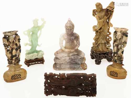 Een lot diverse snijwerken w.o. speksteen, jade en hout. China, 20e eeuw.