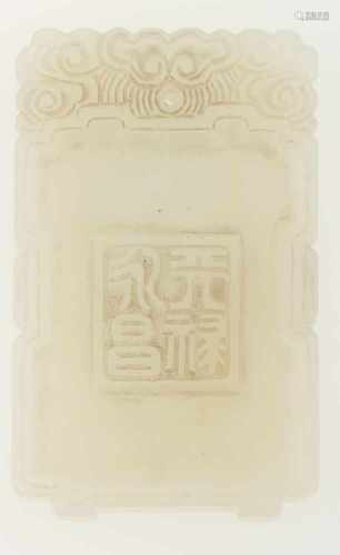 Een jade amulet met onder anderen een afbeelding van een hert. China, eind 20e eeuw.