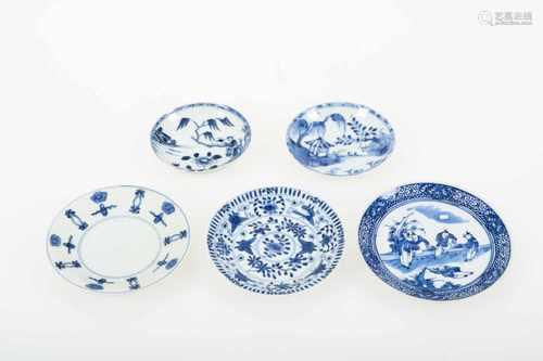 Een lot van (5) porseleinen schoteltjes met diverse decors. China, 18e & 19e eeuw.