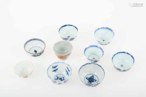 Een lot van (9) porseleinen cups met diverse decors. China, 18e & 19e eeuw.