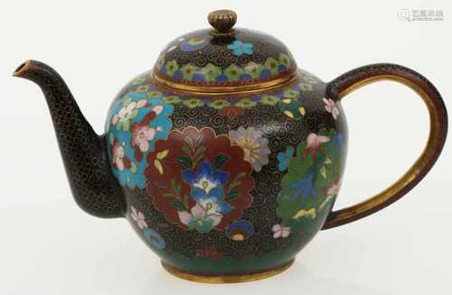 Een cloisonne theepot met floraal decor. China, 1e helft 20e eeuw.