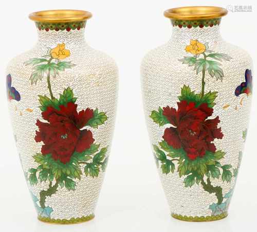 Een stel cloisonne vazen met floraal decor. China, eind 20e eeuw.