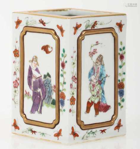 Een porseleinen brushpot met famile rose decor, gemerkt Daoguang. China, circa 1900.