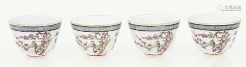 Een lot (4) porseleinen cups met floraal decor. China, midden 20e eeuw.