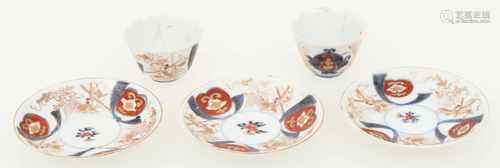 Een lot van (3+2) kop en schotels met Imari decor. Japan, 18e eeuw.