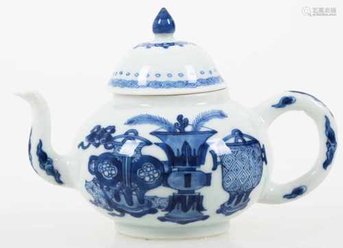 Een porseleinen theepot gedecoreerd met kostbaarheden, gemerkt Jiajing. China, Kangxi.