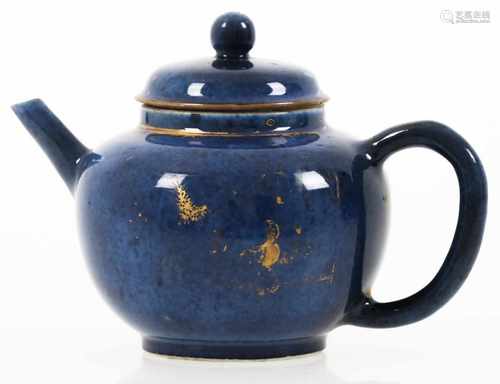 Een porseleinen poudreblue theepot met verguld decor.