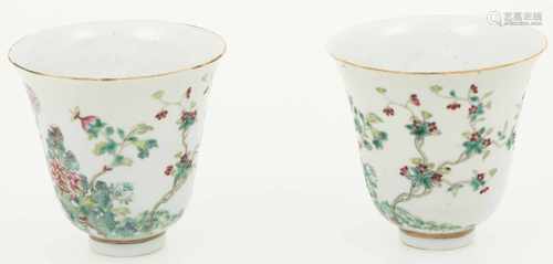 Een set van (2) porseleinen cups met floraal decor, gemerkt Yongzheng. China, 19e eeuw.