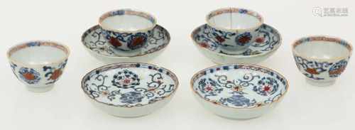 Een lot van (4) kop en schotels met famile rose decor. China, 18e eeuw.