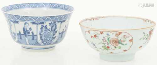 Een lot van (2) porseleinen kommen met onder anderen famile rose decor. China, 18e & 19e eeuw.