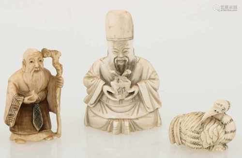 Een lot van (3) diverse ivoren netsuke's. China/Japan, circa 1900.