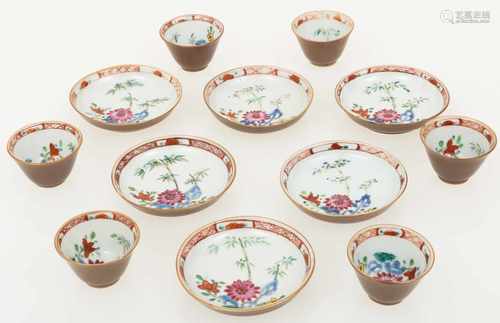 Een set van (6) porseleinen capucijner kop en schotels met famile rose decor.China, 18e eeuw.