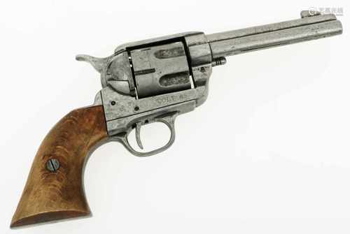 Een replica van een Cold 45 revolver, 20e eeuw. Niet werkend, movie-prop.