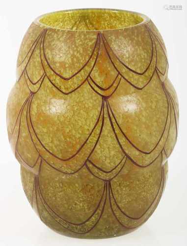 François-Théodore Legras (1839 -1916), Een Art Nouveau vaas van groen geëmailleerd glas met decor