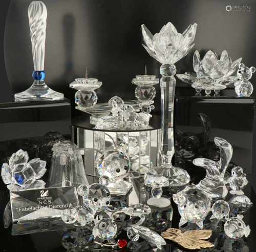 Lot met diverse Swarovski delen.