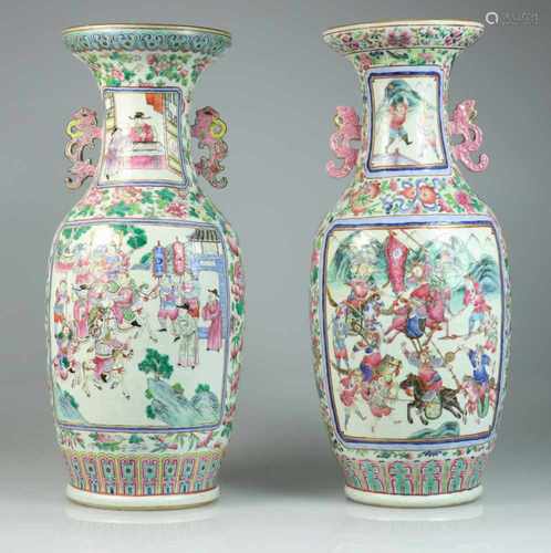 Een set van (2) porseleinen balustervazen met decor van Chinese figuren. China, 1e helft 20e eeuw.