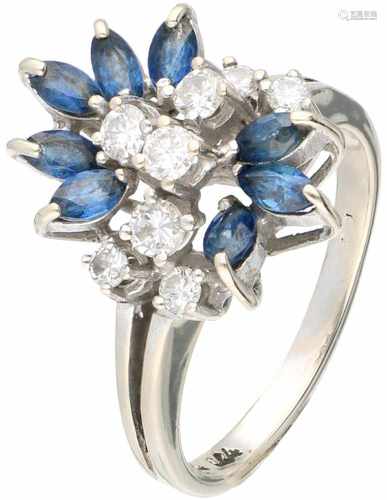 Witgouden entourage ring, met ca. 0.32 ct. diamant en natuurlijke saffier - 14 kt.