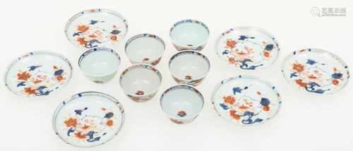 Een set van (6) porseleinen kop en schotels met Imari decor. China, 18e eeuw.