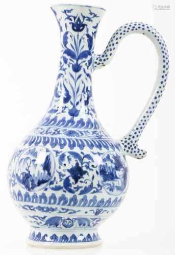 Een porseleinen blauw-wit schenkkan met floraal decor en in de medailons landschaps decors. China,