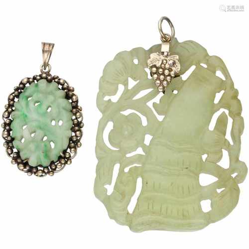 Lot van twee zilveren hangers, met gesneden jade - 925/1000.