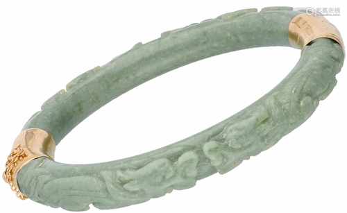 Bangle armband van gesneden jade met gegraveerde 14 kt. roségouden scharnier en baksluiting.